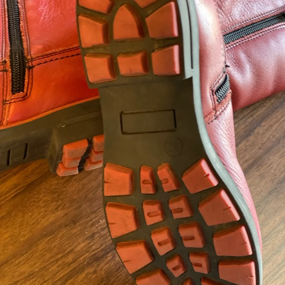 💜💜 Girls Distressed Red Cold Weather Boots Size 32 by Marelbo